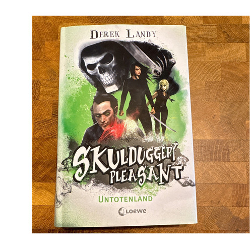 Derek landy skulduggery - derek,