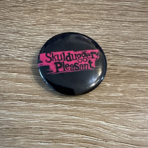 Skulduggery pleasant - skulduggery,